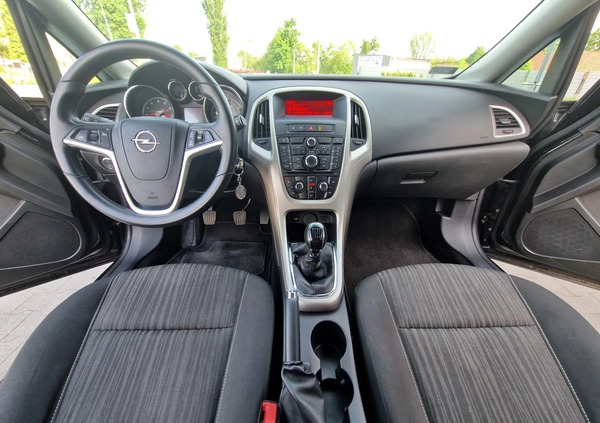 Opel Astra cena 27000 przebieg: 211025, rok produkcji 2012 z Pyskowice małe 466